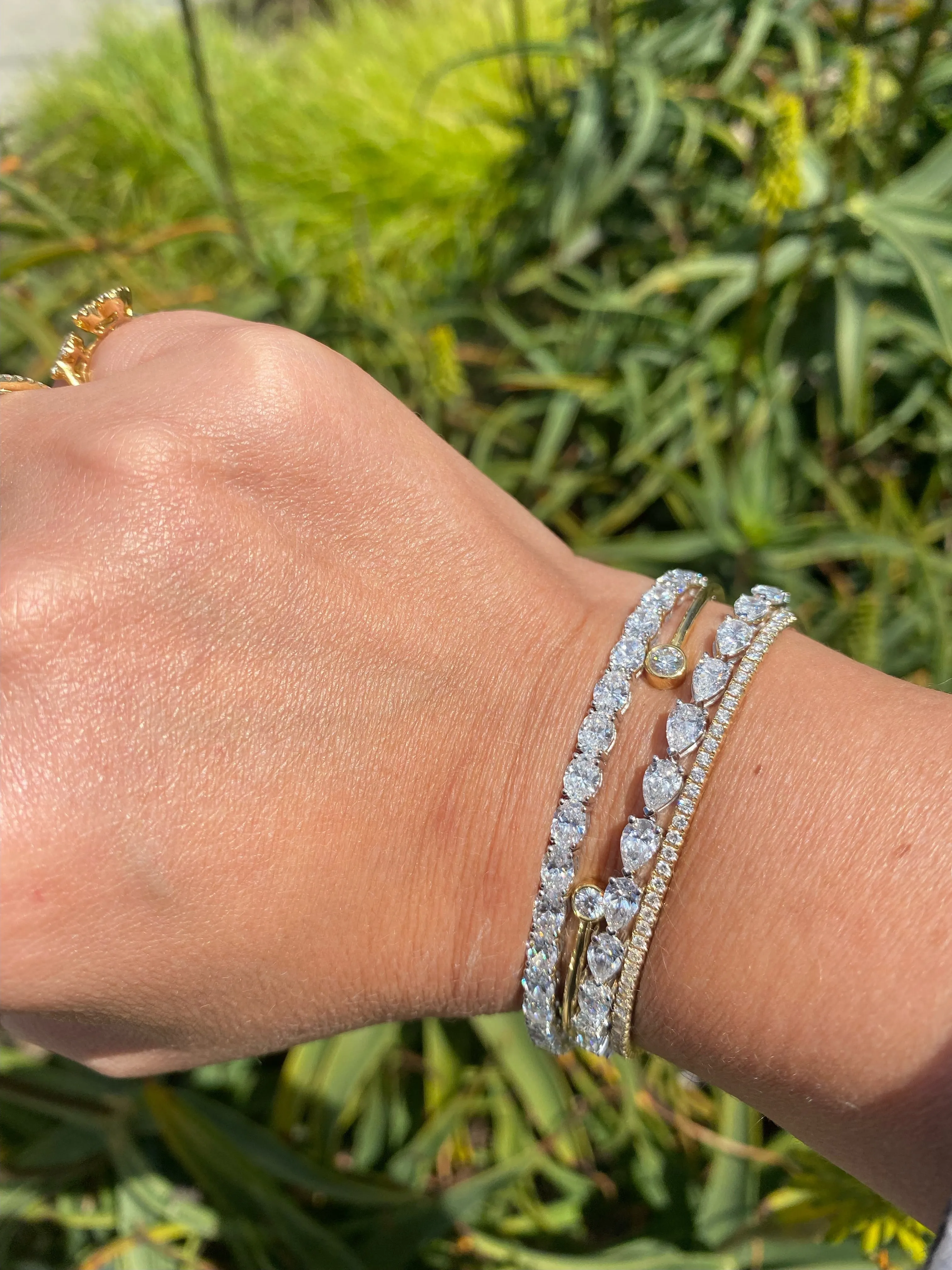 14K White Gold Flexible Oval Diamond Bangle (6.33ctw)