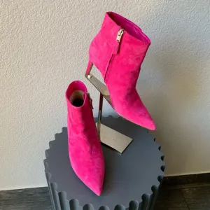 $98🔥Pink suede leather boots 💓size 8US
