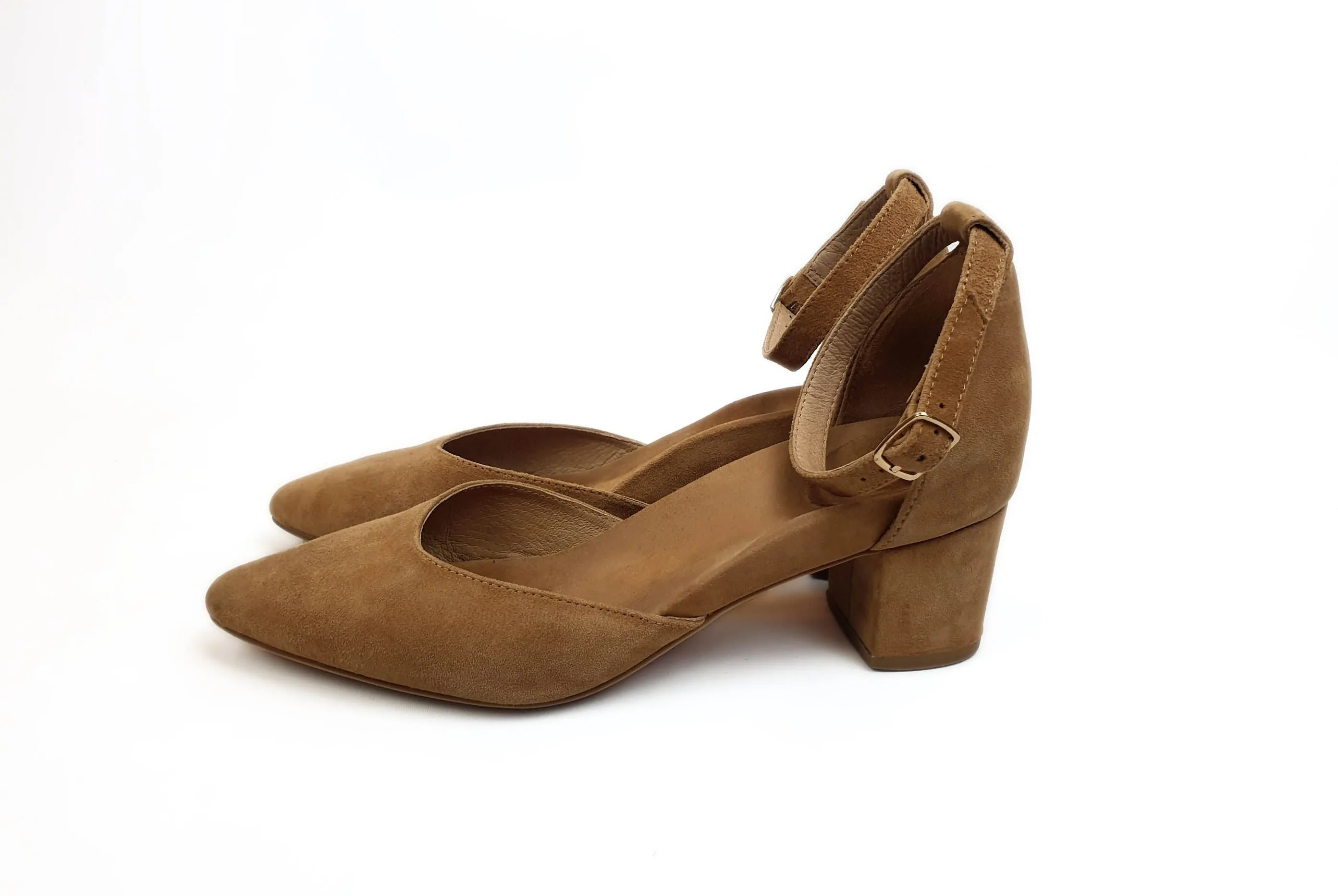 Bared tan suede low heel shoes size 39