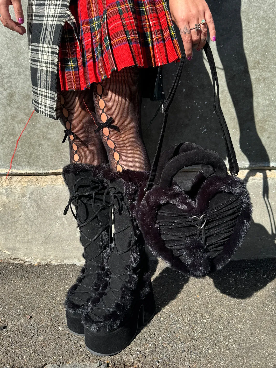 FAUX HEART SHAPED PURSE - BLACK