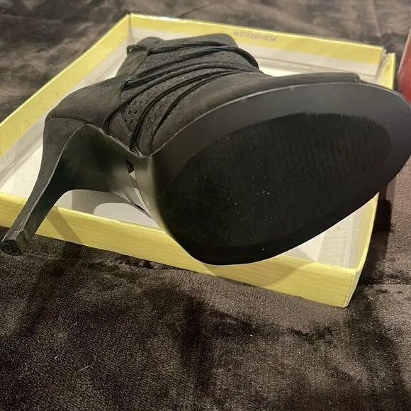 Glaze size 7 black suede heel open toe