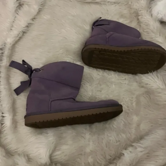Koolaburra by UGG Lilac with Bows, Girls Size 2, suede great condition