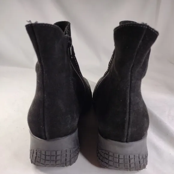 LA Canadienne Black Suede Ankle Boots Women's Size 9W