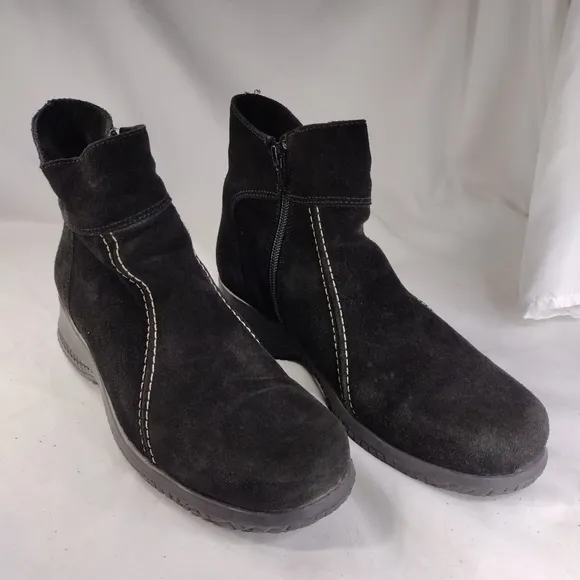 LA Canadienne Black Suede Ankle Boots Women's Size 9W