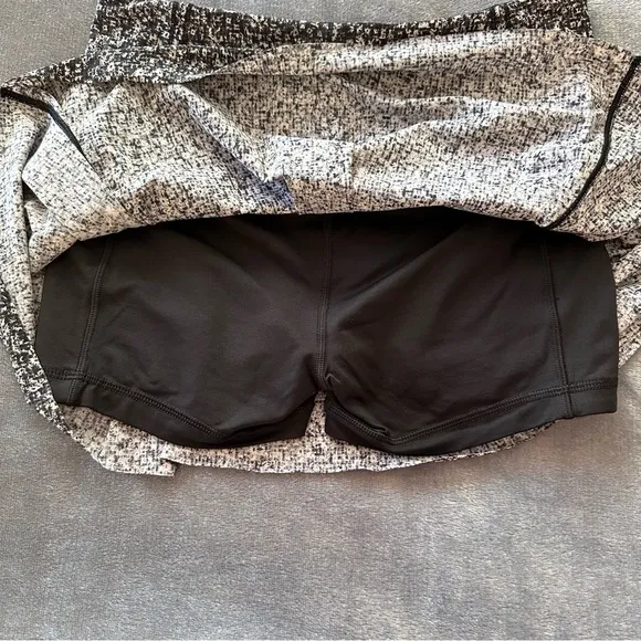 Lululemon 4 Lost In Pace Skirt 13&quot; Black White Tiny Floral Print Daisy Dust