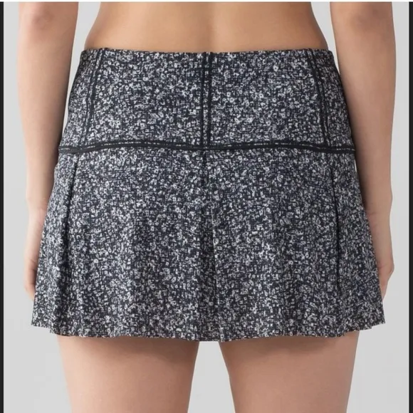 Lululemon 4 Lost In Pace Skirt 13&quot; Black White Tiny Floral Print Daisy Dust