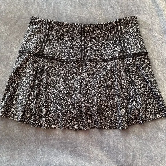 Lululemon 4 Lost In Pace Skirt 13&quot; Black White Tiny Floral Print Daisy Dust