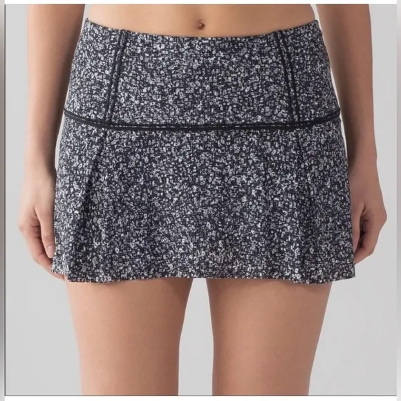 Lululemon 4 Lost In Pace Skirt 13&quot; Black White Tiny Floral Print Daisy Dust