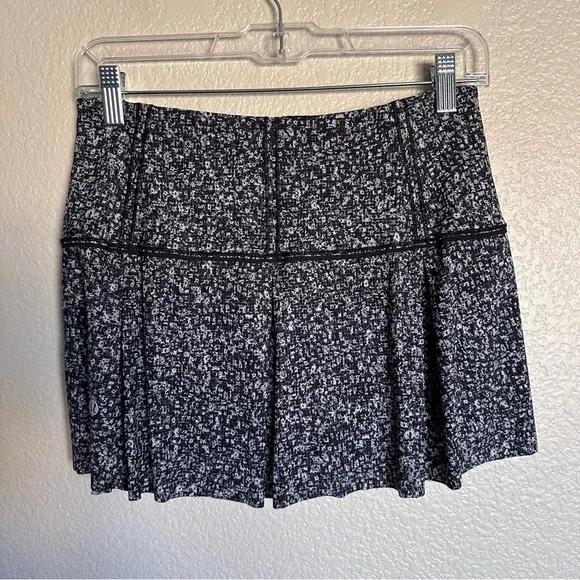 Lululemon 4 Lost In Pace Skirt 13&quot; Black White Tiny Floral Print Daisy Dust