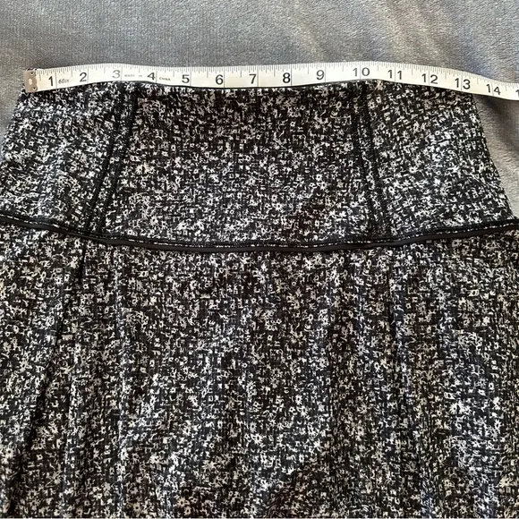 Lululemon 4 Lost In Pace Skirt 13&quot; Black White Tiny Floral Print Daisy Dust
