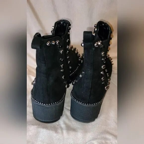 NWOT! Cape Robbin Spiky Pull-on Combat Boot in Black Suede. Size 8M