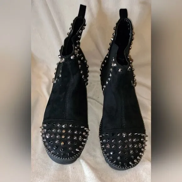 NWOT! Cape Robbin Spiky Pull-on Combat Boot in Black Suede. Size 8M