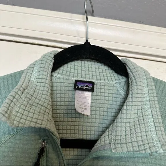 Patagonia mint green quarter zip lightweight jacket