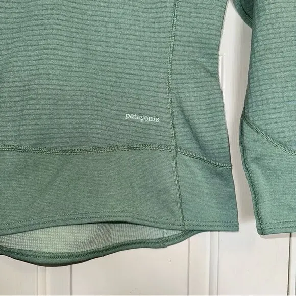 Patagonia mint green quarter zip lightweight jacket