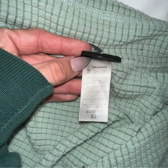 Patagonia mint green quarter zip lightweight jacket