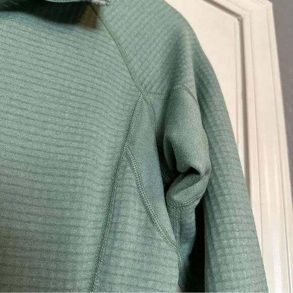 Patagonia mint green quarter zip lightweight jacket